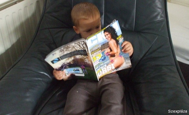 A kisfiú az újságban Kocsis Orsit bámulja