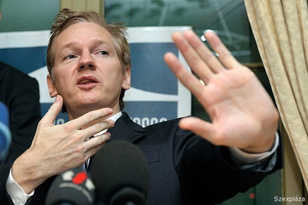 Julian Assange pedofilok között volt a börtönben