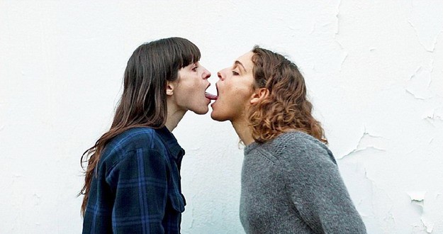 Barátnője tanítja csókolózni a huszonéves lányt