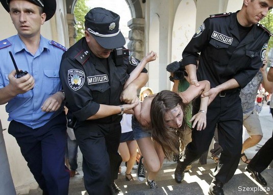 Megtépték a Femen meztelen tiltakozókat