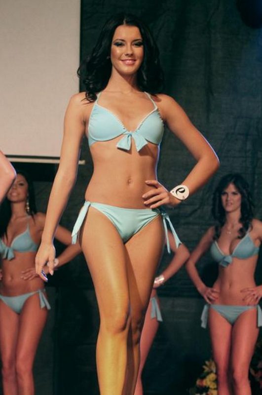 Borkai Zsolt lánya Borkai Petra bikiniben szépségversenyen